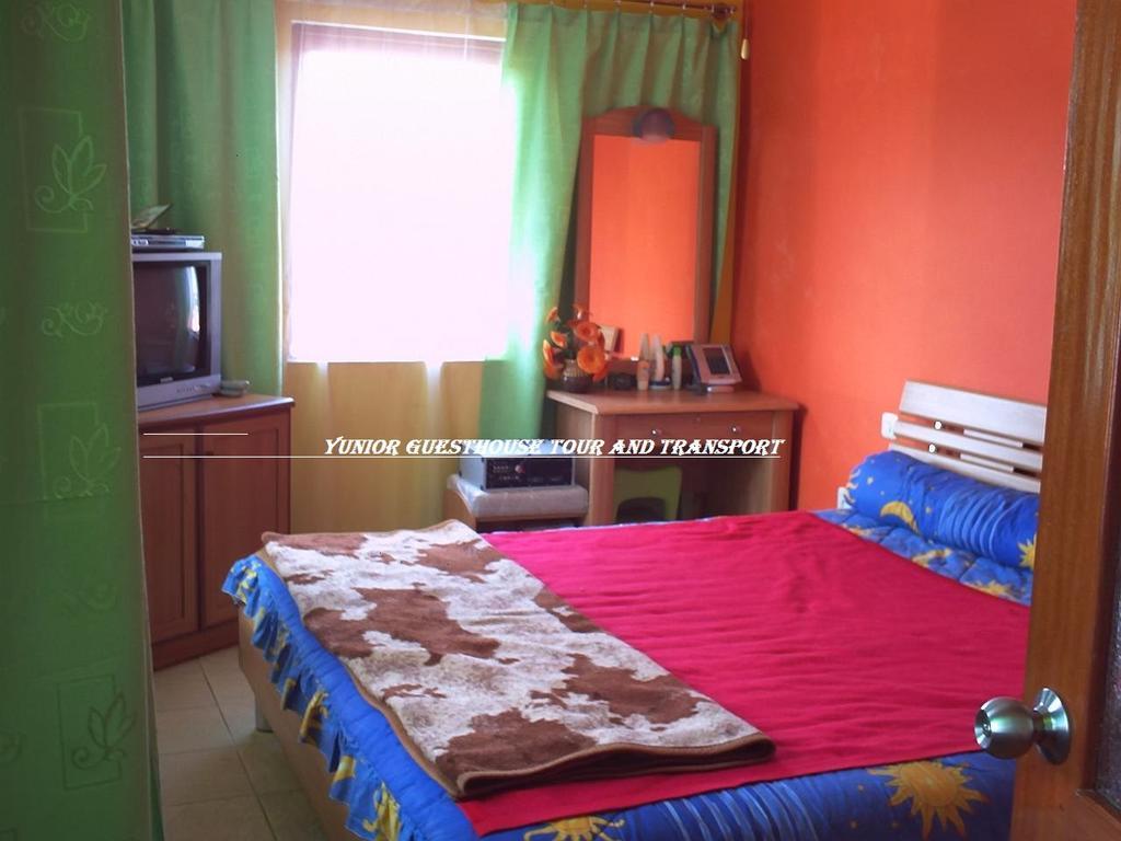 Yunior Guesthouse Tamansuruh Extérieur photo
