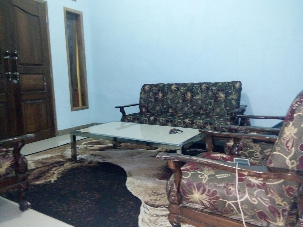 Yunior Guesthouse Tamansuruh Extérieur photo