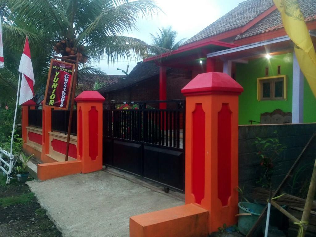 Yunior Guesthouse Tamansuruh Extérieur photo